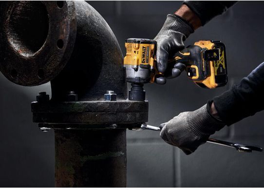 Гайкокрут ударный аккумуляторный бесщеточный DeWALT DCF921NT 1513093 фото